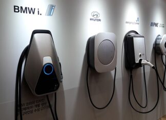 Czy ładowarka może być cały czas podłączony do prądu?